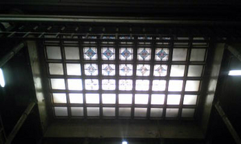 若松のレトロ建築上野ビルのステンドグラス